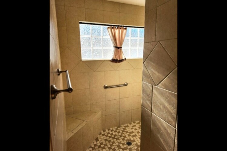 Walk in L shaped shower with seating