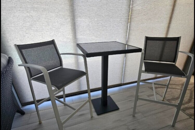 Hightop table and chairs